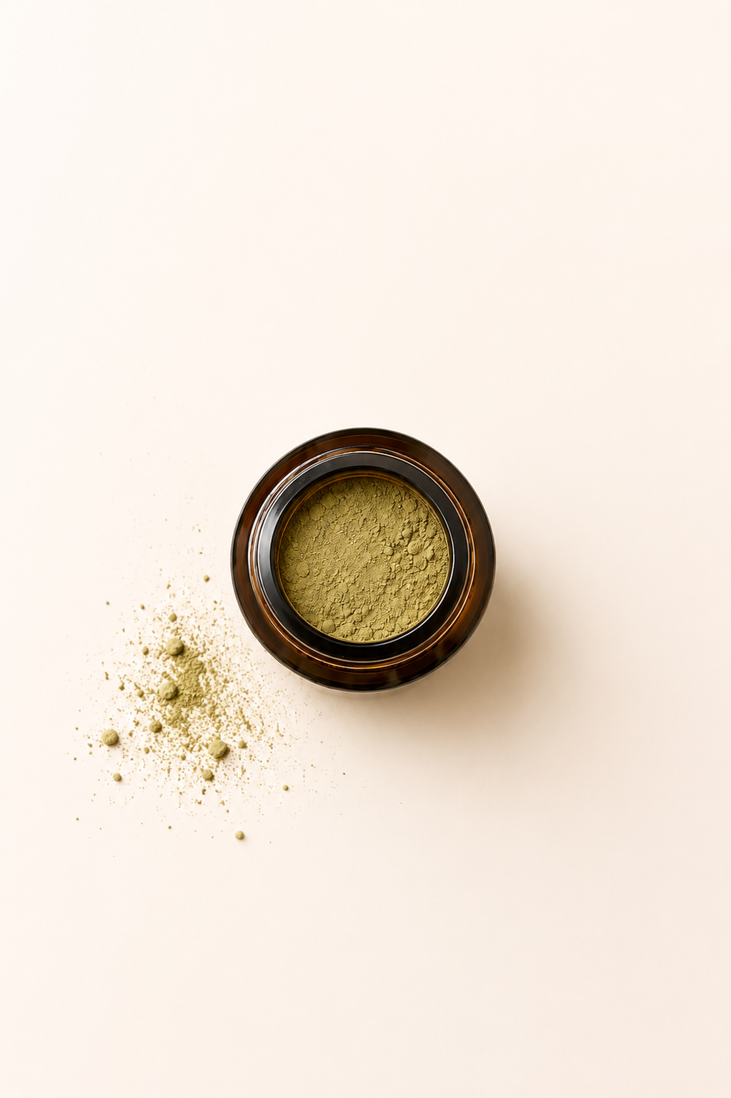 Poudre d'Usma 100 % naturelle Usmaé, sélectionnée avec soin pour les sourcils et les cheveux.