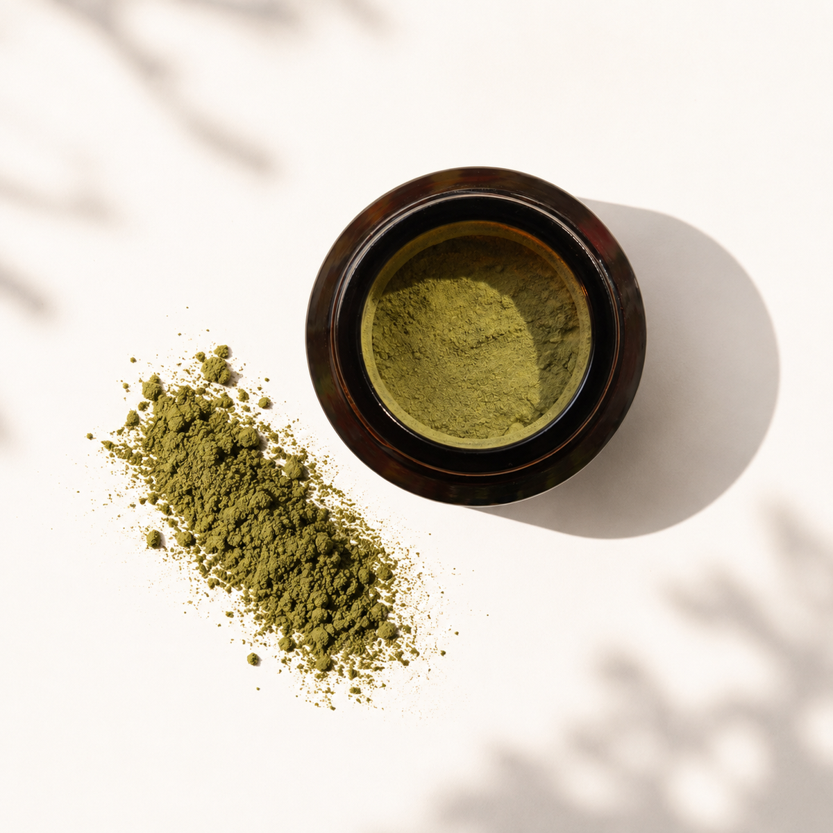 Poudre d'Usma naturelle dans un pot en verre ambré - Usmaé