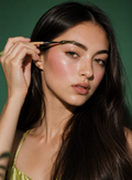 Application du soin d'Usma sur les sourcils.